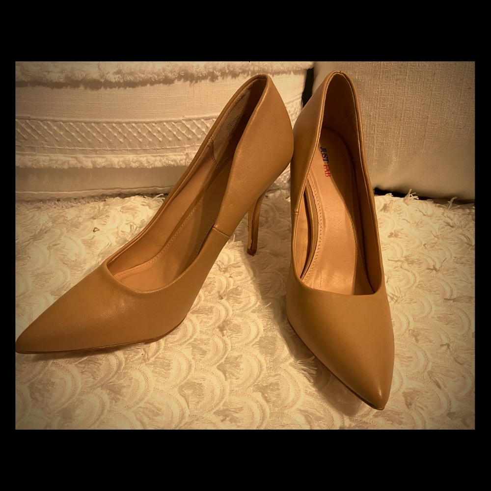 Pointy-toed nude heel